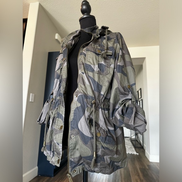 NWT - AMAZINGLY CUTE CAMO UTILITY JACKET WITH ZIP OFF HOOD - XL - Picture 3 of 12
